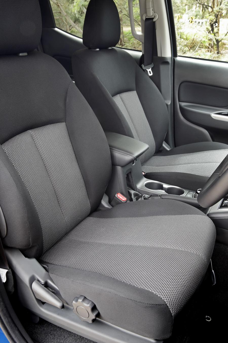 Интерьер Mitsubishi Triton GLS Double Cab 2019 года  (AU) (фото 12 из 19)